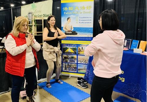 Image for article Toronto, Canada: i partecipanti alla fiera del golf e dei viaggi imparano a conoscere la Falun Dafa 