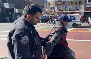 Image for article New York: Uomo arrestato e accusato di aggressione per aver attaccato uno stand dei praticanti del Falun Gong 