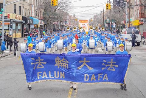 Image for article New York: spettatori cinesi lodano la Falun Dafa durante la grande parata 