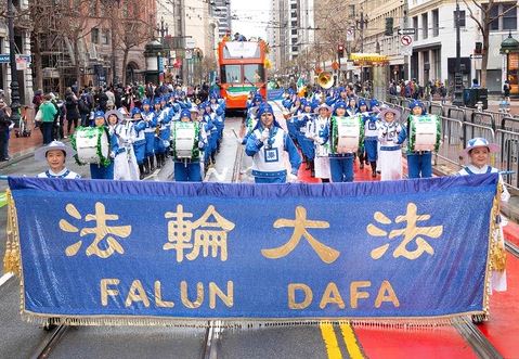 Image for article California: la Tian Guo Marching Band tra le più apprezzate nella parata per il giorno di San Patrizio a San Francisco