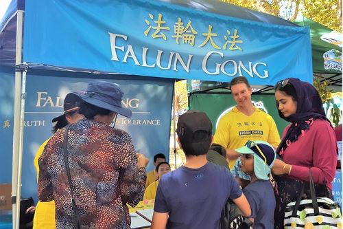 Image for article Perth, Australia: la Falun Dafa accolta calorosamente durante il Festival di Hyde Park: 