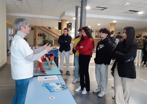 Image for article Francia: introdurre la Falun Dafa agli studenti e agli insegnanti delle scuole superiori