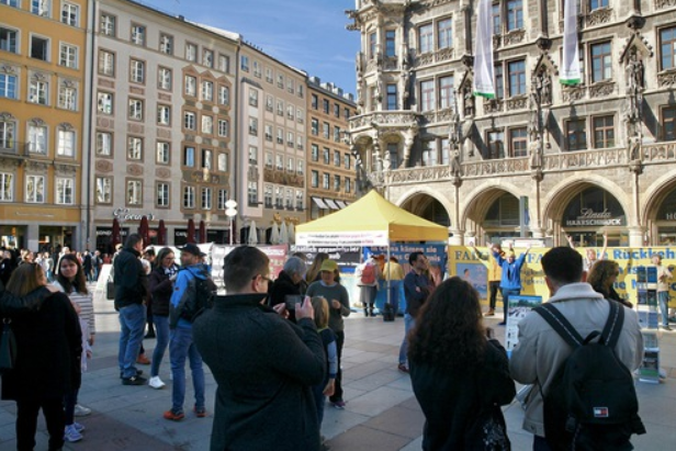 Image for article Monaco, Germania: i praticanti tengono attività per presentare la Falun Dafa ed esporre la decennale persecuzione del regime comunista cinese
