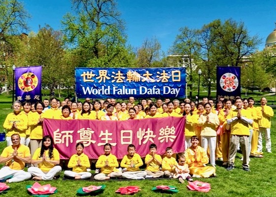 Image for article Boston: La gente ama le attività tenute dai praticanti per celebrare la Giornata Mondiale della Falun Dafa