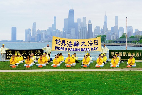 Image for article Chicago, Illinois: I praticanti esprimono la loro gratitudine al Maestro Li nella Giornata Mondiale della Falun Dafa