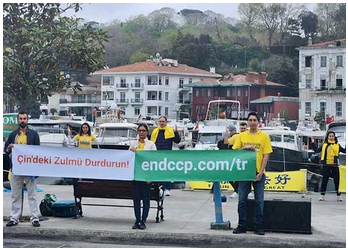 Image for article Istanbul, Turchia: I praticanti tengono una protesta pacifica per commemorare l’appello del 25 aprile