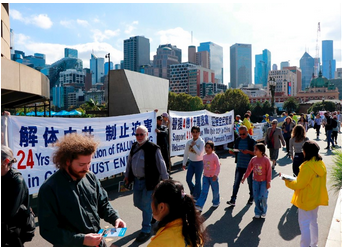 Image for article Melbourne, Australia: I praticanti celebrano la protesta pacifica del 25 aprile con un muro di striscioni