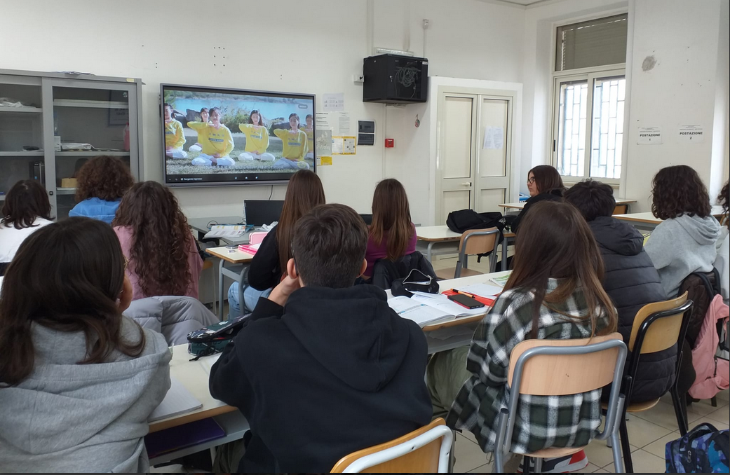Image for article Italia: Studenti delle scuole superiori sperimentano la tranquillità del Falun Gong