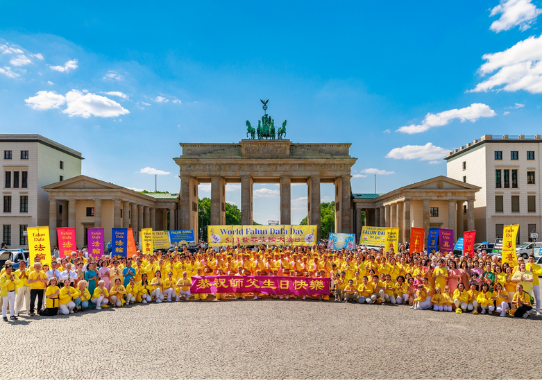 Image for article La gente loda i principi guida della Falun Dafa durante le celebrazioni della Giornata della Falun Dafa a Berlino: “Dobbiamo tornare ai valori di Verità, Compassione e Tolleranza”