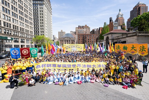 Image for article New York, Stati Uniti: I praticanti celebrano a Manhattan la Giornata Mondiale della Falun Dafa con musiche e danze