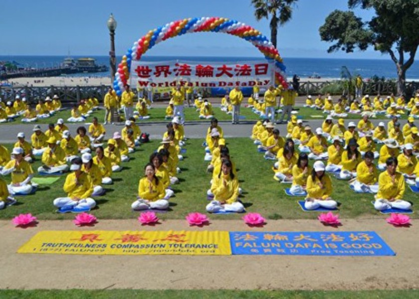 Image for article Los Angeles, Stati Uniti: I praticanti della Falun Dafa che vivono nell'area di Los Angeles celebrano la Giornata Mondiale della Falun Dafa