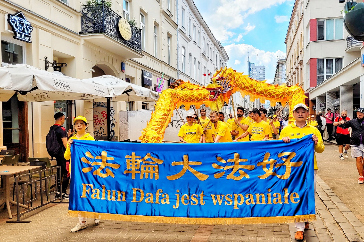 Image for article Polonia: I praticanti organizzano una parata per celebrare la Giornata della Falun Dafa e ringraziare il Maestro