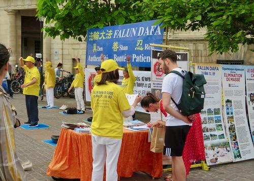 Image for article Parigi, Francia: Attività di sensibilizzazione sulla persecuzione del Falun Gong
