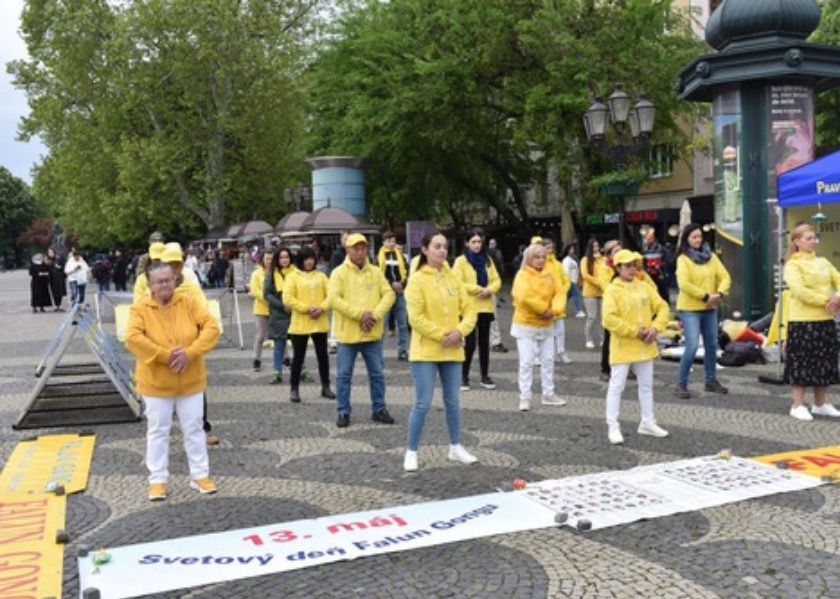 Image for article Slovacchia: I praticanti hanno organizzato un evento per celebrare la Giornata Mondiale della Falun Dafa, un membro del Consiglio Nazionale parla e offre sostegno