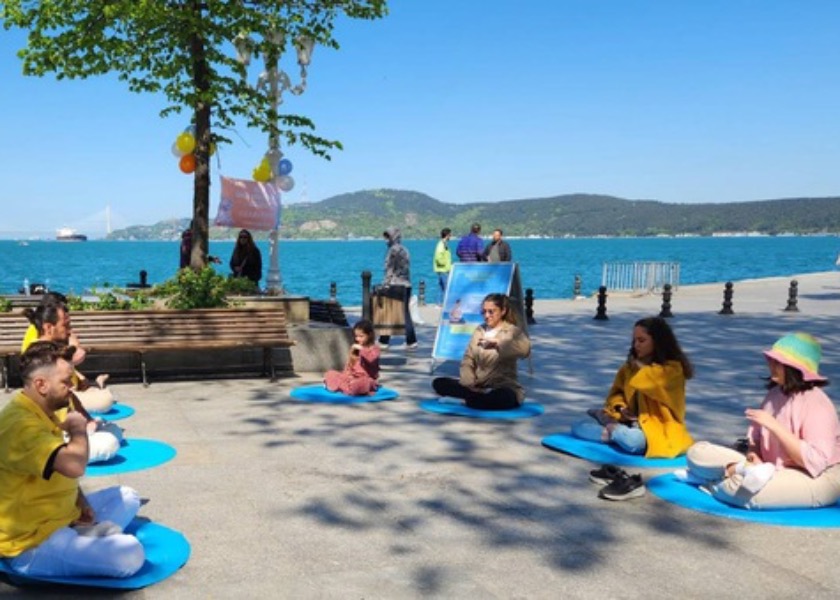 Image for article Istanbul e Mersin, Turchia: I praticanti celebrano la Giornata Mondiale della Falun Dafa in due città