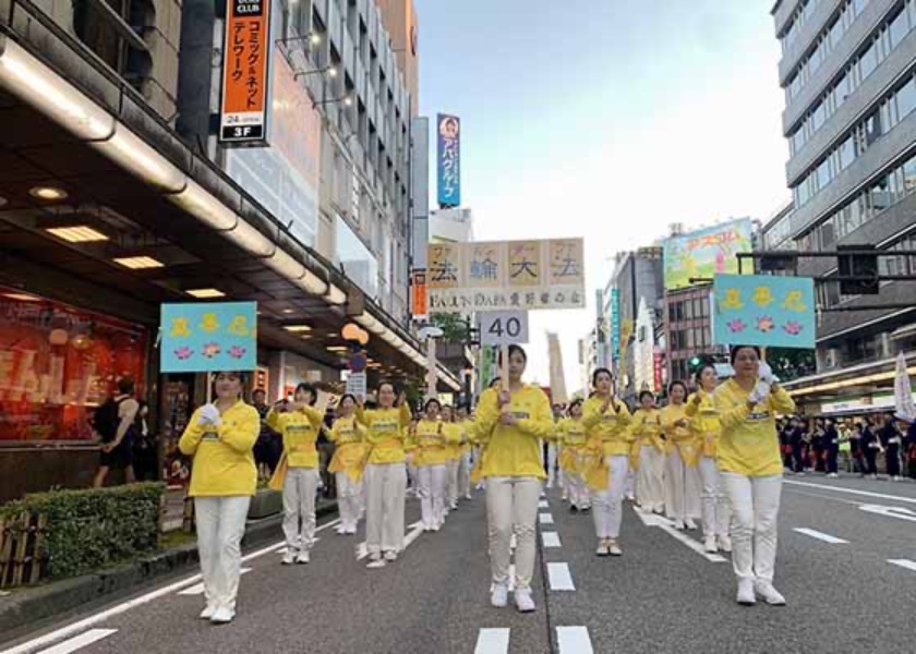 Image for article Kanazawa, Giappone: I praticanti del Falun Gong hanno partecipato a una parata e alle attività di un festival locale