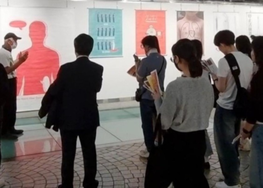 Image for article Seoul, Corea del Sud: La mostra di poster espone il crimine del prelievo di organi da parte del PCC