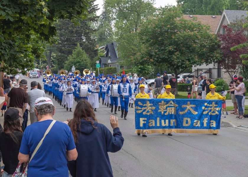 Image for article Toronto, Canada: La Falun Dafa conquista i cuori nelle parate del festival