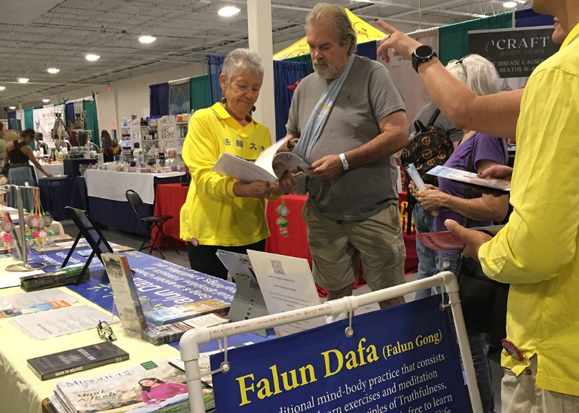 Image for article Florida: Presentazione della Falun Dafa alla fiera del corpo, mente e spirito di Tampa