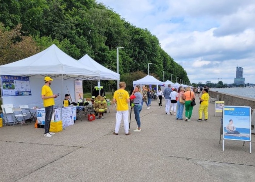 Image for article Gydnia, Polonia: I partecipanti al picnic comunitario imparano a conoscere la Falun Dafa