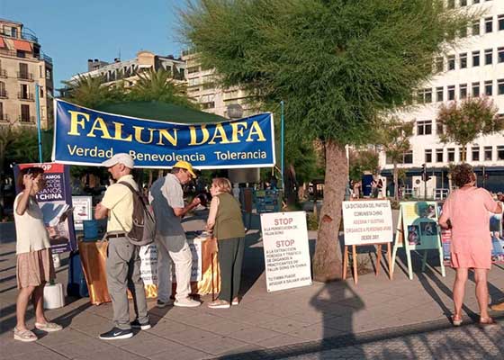 Image for article Spagna: Il pubblico viene a conoscenza della Falun Dafa e della persecuzione in corso durante l’evento a San Sebastian