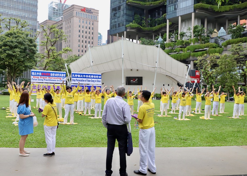Image for article Singapore: Raduno di praticanti e veglia a lume di candela per protestare pacificamente contro 24 anni di persecuzione della Falun Dafa