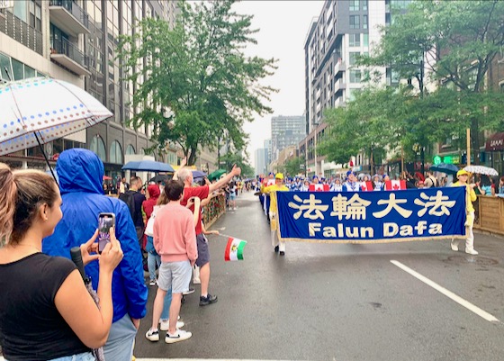 Image for article Montreal, Canada: Praticanti della Falun Dafa accolti nella parata del Canada Day