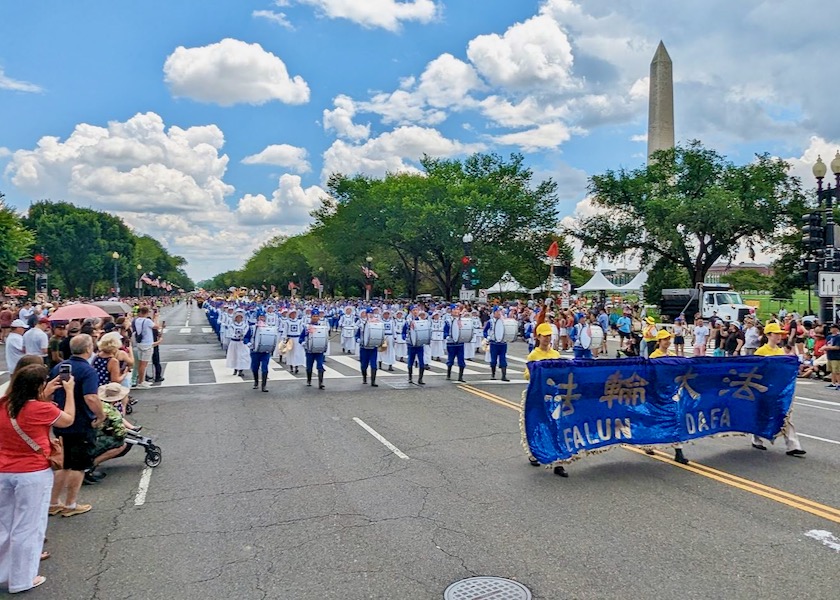 Image for article Washington DC: La squadra della Falun Dafa elogiata dagli spettatori nella parata della Giornata Nazionale dell’Indipendenza