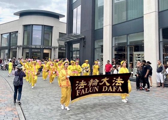 Image for article Regno Unito: I praticanti della Falun Dafa ricevono alti elogi alla parata del carnevale di Chelmsford