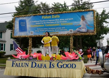 Image for article Maryland, Stati Uniti: Le persone lodano la Falun Dafa durante la parata del Giorno dell’Indipendenza di Laurel