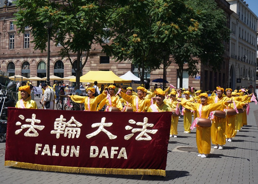 Image for article Strasburgo, Francia: Richiamare l’attenzione sulla persecuzione della Falun Dafa nella Giornata internazionale delle Nazioni Unite a sostegno delle vittime della tortura