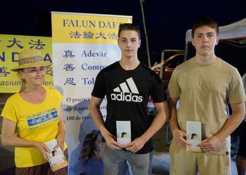 Image for article Galați, Romania: I giovani risuonano con i principi della Falun Dafa