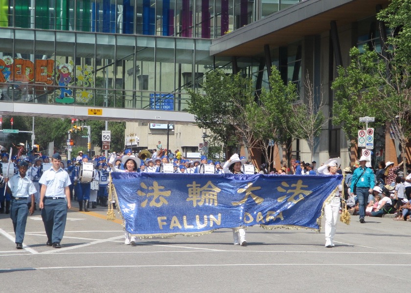Image for article Canada: Gli spettatori apprezzano la presenza della Falun Dafa nella parata Calgary Stampede
