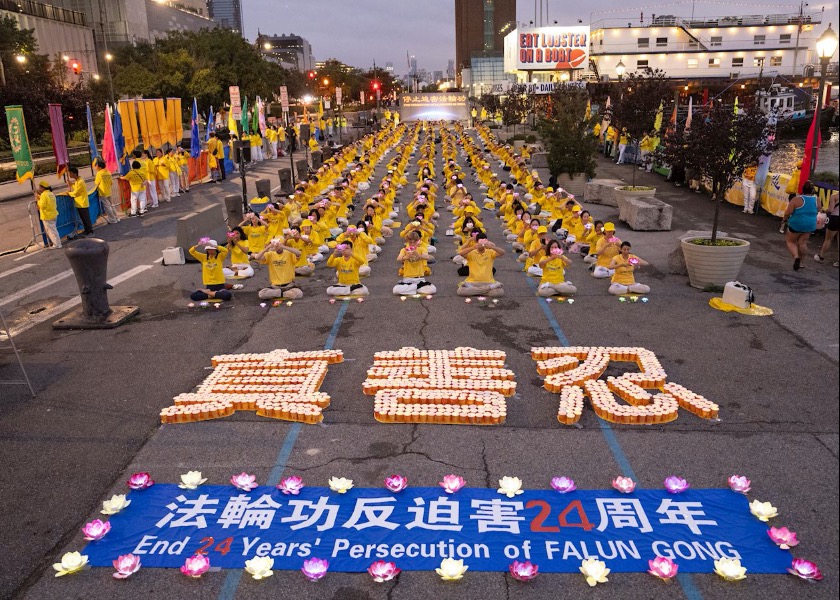 Image for article Manhattan, New York: Veglia a lume di candela davanti al Consolato cinese per chiedere la fine della persecuzione
