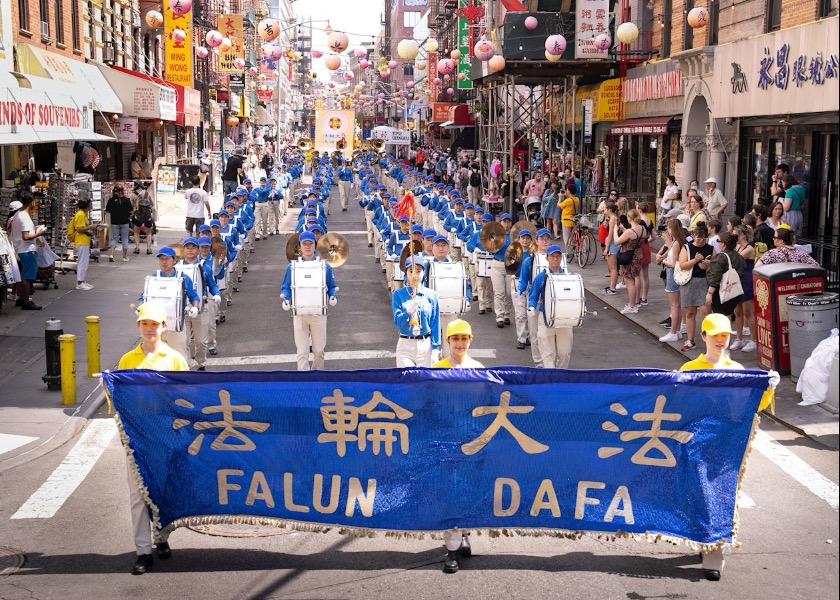 Image for article New York, Stati Uniti: Grande parata nella Chinatown di Manhattan per sensibilizzare l’opinione pubblica sui 24 anni di persecuzione del PCC