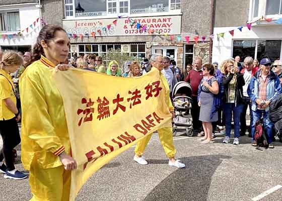 Image for article Regno Unito: I praticanti sfilano al Festival della Comunità per diffondere la bellezza della Falun Dafa