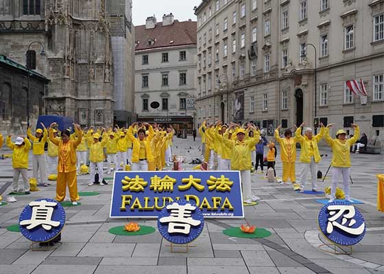 Image for article Austria: Parata e raduno a Vienna per raccontare alla gente la persecuzione della Falun Dafa