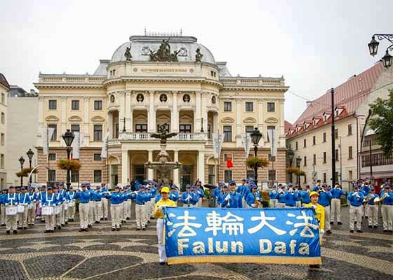 Image for article Slovacchia: Funzionari governativi esprimono il loro sostegno alla Falun Dafa durante la manifestazione per porre fine ai 24 anni di persecuzione