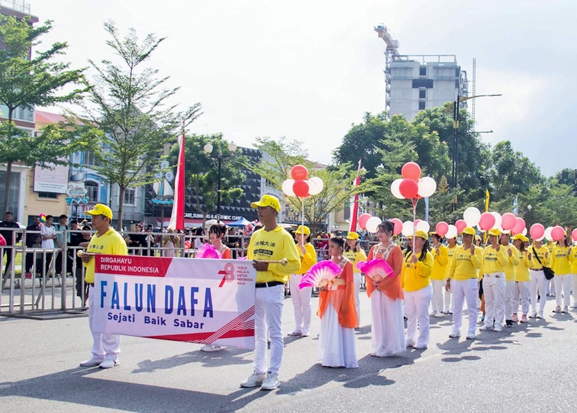 Image for article Batam, Indonesia: I praticanti della Falun Dafa partecipano alle celebrazioni del Giorno dell’indipendenza