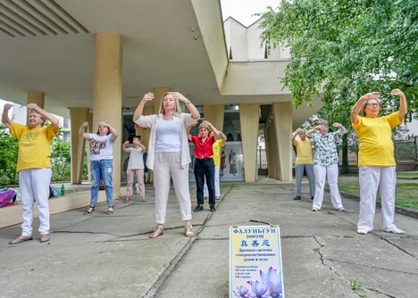 Image for article Russia: Le persone sono d’accordo con i Principi Guida della Falun Dafa all’evento di Pyatigorsk