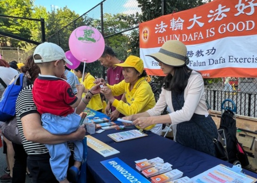 Image for article New York: Introduzione alla Falun Dafa in un popolare evento comunitario a Flushing