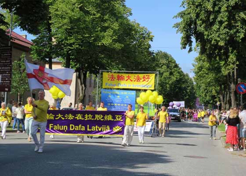 Image for article Ventspils, Lettonia: I visitatori del festival della città imparano a conoscere la Falun Dafa