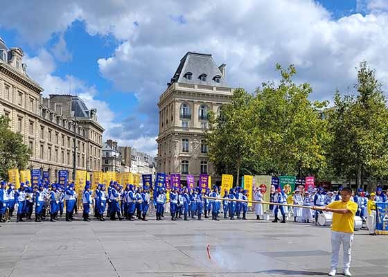 Image for article Parigi, Francia: La gente elogia la parata dei praticanti della Falun Dafa
