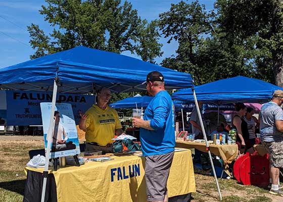 Image for article Dierks, Arkansas: Informare la gente della Falun Dafa durante la festa del pino