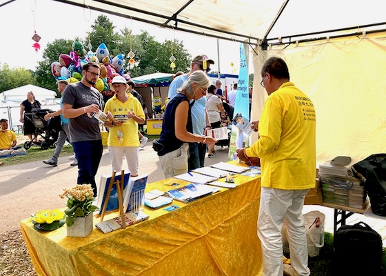 Image for article Hanau, Germania: Le persone predestinate scoprono la Falun Dafa nella Giornata del cittadino