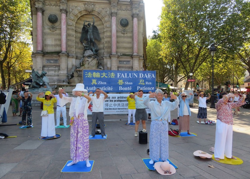 Image for article Parigi, Francia: Le attività settimanali a Place Saint-Michel espongono la brutalità della persecuzione in Cina