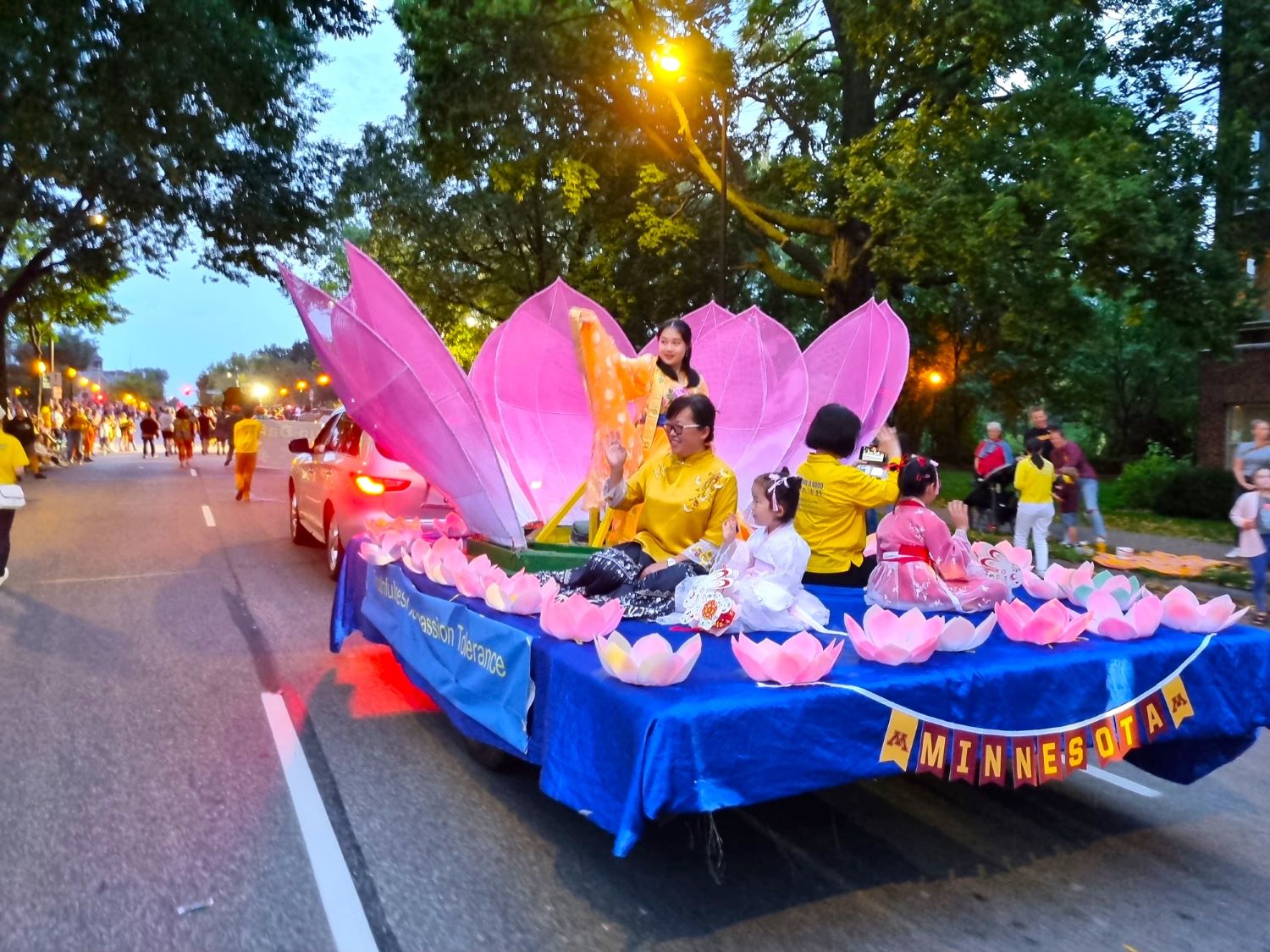 Image for article Università del Minnesota: Condividere la gioia e la pace interiore della Falun Dafa alla parata di fine anno