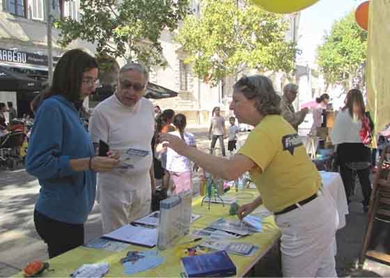 Image for article Francia: I residenti di una piccola città imparano a conoscere la Falun Dafa alla fiera della salute e dell'ambiente
