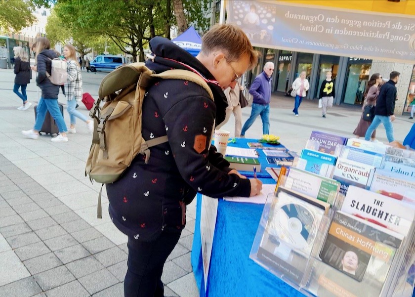 Image for article Hannover, Germania: La gente firma la petizione per porre fine alla persecuzione della Falun Dafa, un piccolo passo nella giusta direzione