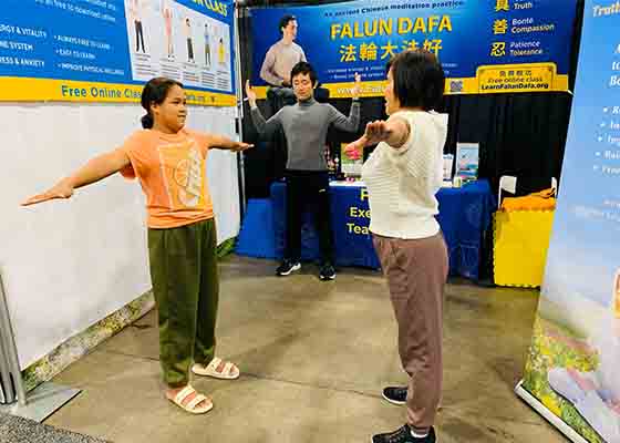 Image for article Canada: Le Persone imparano a praticare la Falun Dafa all’internazionale Snowmobile, ATV & Powersports Show di Toronto